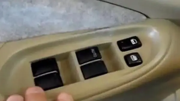 Panel de control de elevalunas del coche. Aprende como reparar interruptor de elevalunas para que funcionen perfectamente.